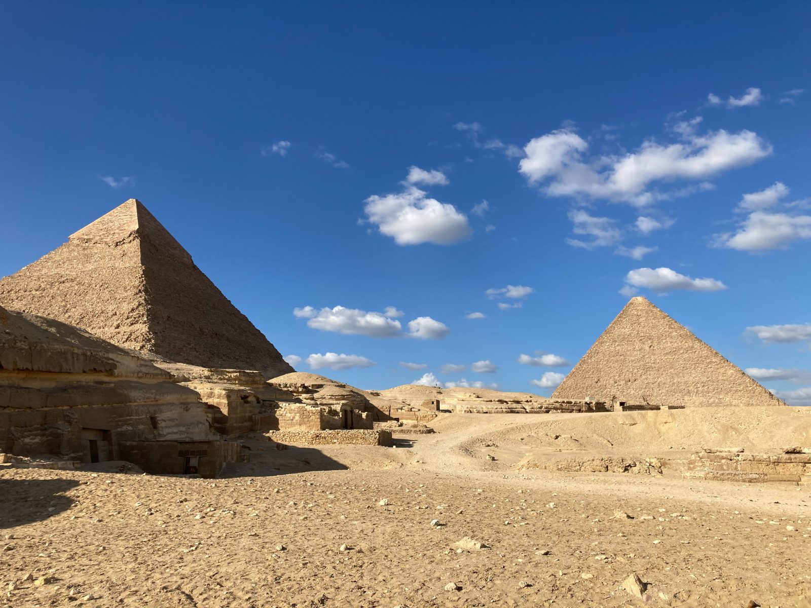 Kilka słów o piramidach: tych egipskich i tych europejskich