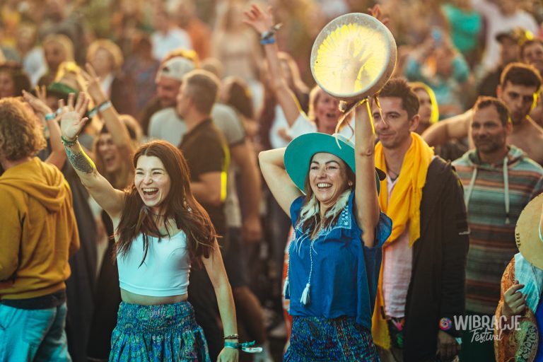 Dlaczego scena muzyczna na Wibracjach to coś więcej niż koncerty